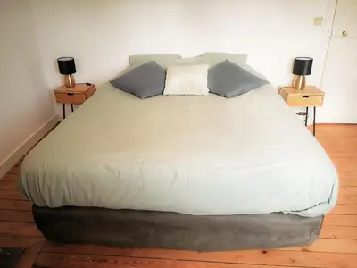 Un ou plusieurs lits dans un hébergement de l'établissement Maison au calme avec terrasse et jardin