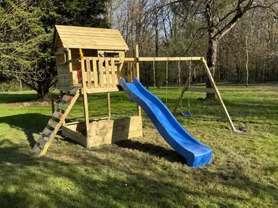 Aire de jeux pour enfants de l'établissement Les Gîtes de La Pellerie - 2 piscines intérieur & extérieur - Touraine - 3 gîtes - familial, calme, campagne