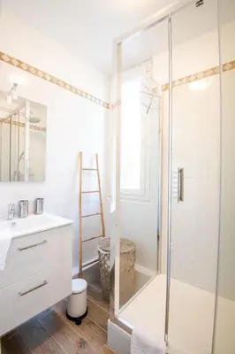 Salle de bains dans l'établissement La Maison Lamartine Havre de paix dans le centre de Tours