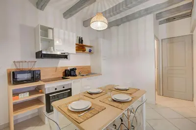 Cuisine ou kitchenette dans l'établissement Le Chambord Beautiful half-timbered house with terrace