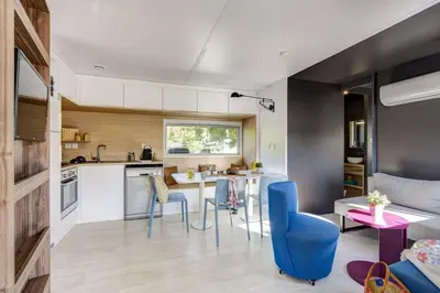 Cuisine ou kitchenette dans l'établissement Vinéa Cottages - Hébergements Touristiques, Terrasse et Piscine privative