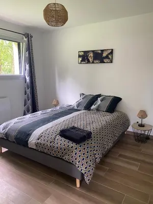 Un ou plusieurs lits dans un hébergement de l'établissement Maison Grands Espaces Calme Jardin/Bois proche 24h du Mans