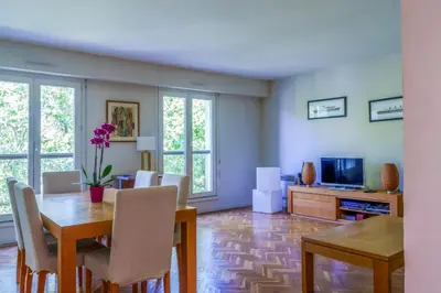 Télévision ou salle de divertissement dans l'établissement Appartement Tours centre avec parking 4 p