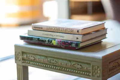 Bibliothèque dans le lodge