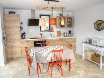 Cuisine ou kitchenette dans l'établissement Gîte douillet à Luzillé avec terrasse, jardin, climatisation, proche Château de Chenonceau et Zoo de Beauval - FR-1-381-513