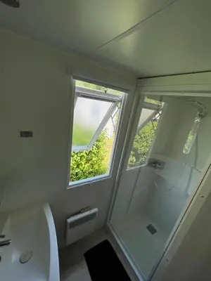 Salle de bains dans l'établissement Mobil-Home 4 étoiles avec piscine proche de Blois