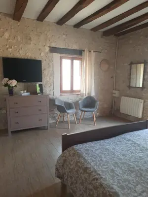 Télévision ou salle de divertissement dans l'établissement La Maison Genevier - Chambre Marguerite