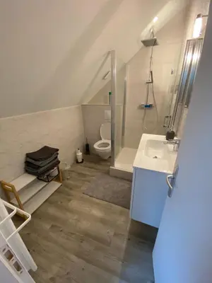 Salle de bains dans l'établissement Logement Loire climatisé, La Halte de Cuze, aux abords de la Loire a vélo