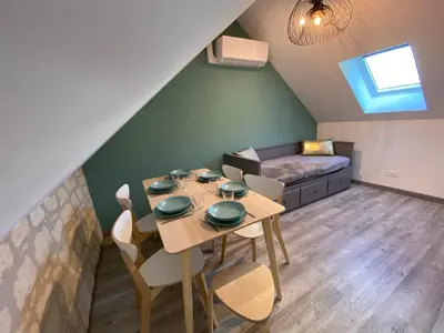 Coin salon dans l'établissement Logement Loire climatisé, La Halte de Cuze, aux abords de la Loire a vélo
