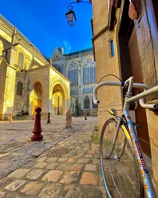 Vélo sur le terrain de l'établissement Maison Chic & charme Calme avec Jardin ou dans les environs