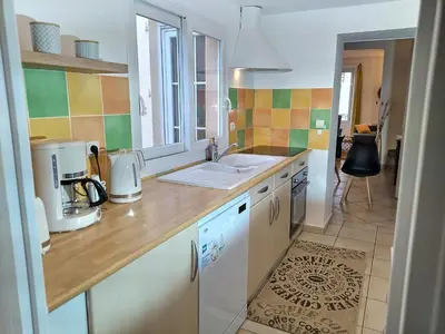 Cuisine ou kitchenette dans l'établissement Maison Chic & charme Calme avec Jardin