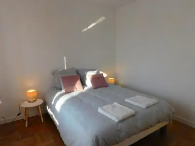 Un ou plusieurs lits dans un hébergement de l'établissement Appartement situé en centre ville de Saint Aignan