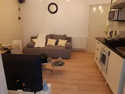 Cuisine ou kitchenette dans l'établissement T2 tout confort, GP / Moto / 24h / Le Mans Classic