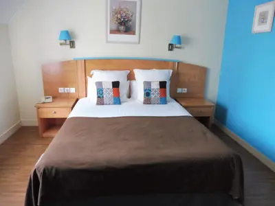 Un ou plusieurs lits dans un hébergement de l'établissement Logis Auberge De Launay