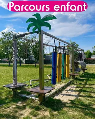 Aire de jeux pour enfants de l'établissement Camping 4* 3 CH 2 SDB- Lave linge- Lave vaisselle