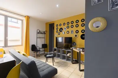 Télévision ou salle de divertissement dans l'établissement L'appart K-psule - Design, tout confort, centre-ville, 3 pers