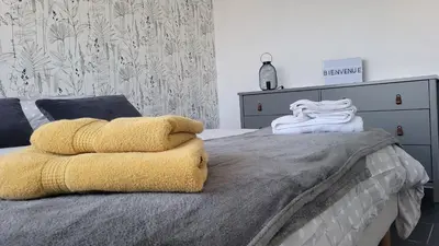 Un ou plusieurs lits dans un hébergement de l'établissement Chambre Le mans avec salle de bain privée