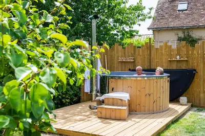 Jardin de l'établissement Cabane en bois avec bain nordique