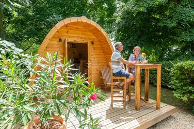 Jardin de l'établissement Cabane en bois avec bain nordique