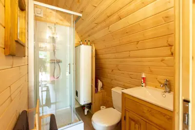 Salle de bains dans l'établissement Cabane en bois avec bain nordique