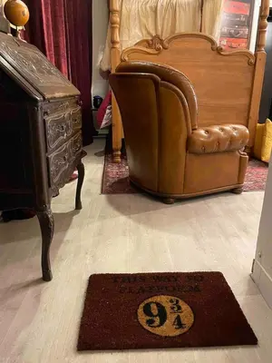 Coin salon dans l'établissement Harry Potter Studio à Blois