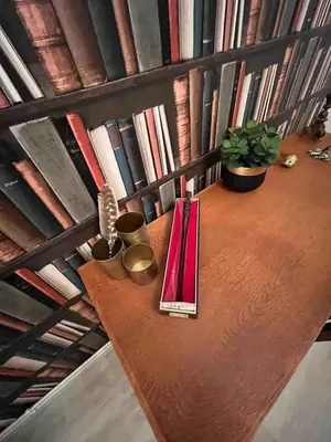 Bibliothèque dans l'appartement