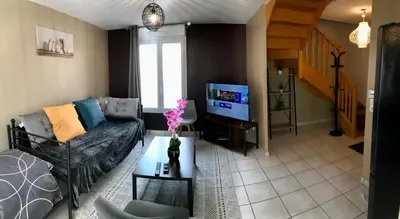 Coin salon dans l'établissement Agréable maison proche Gare avec parking gratuit