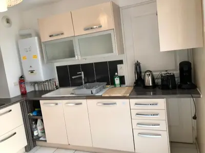 Cuisine ou kitchenette dans l'établissement Agréable maison proche Gare avec parking gratuit