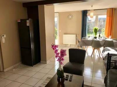 Coin salon dans l'établissement Agréable maison proche Gare avec parking gratuit