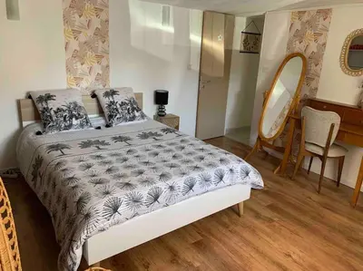 Un ou plusieurs lits dans un hébergement de l'établissement Logement indépendant -1 chambre -3 lits - 4km du circuit