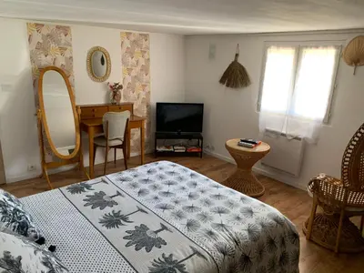 Télévision ou salle de divertissement dans l'établissement Logement indépendant -1 chambre -3 lits - 4km du circuit
