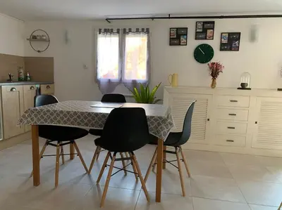 Cuisine ou kitchenette dans l'établissement Logement indépendant -1 chambre -3 lits - 4km du circuit