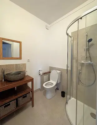 Salle de bains dans l'établissement Balade en Forêt, 3min du Zoo