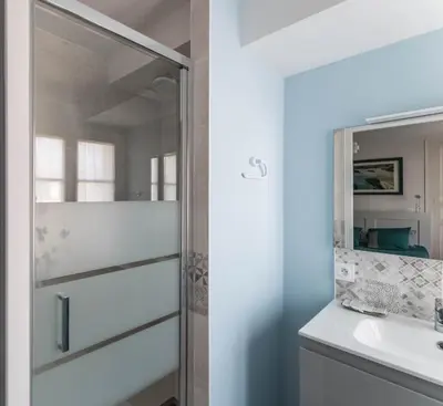 Salle de bains dans l'établissement Couette et café Saumur