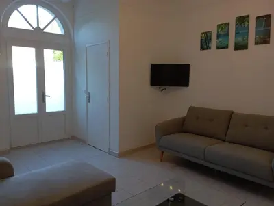 Télévision ou salle de divertissement dans l'établissement Le Domaine du Cerf - Gites, nature et Spa