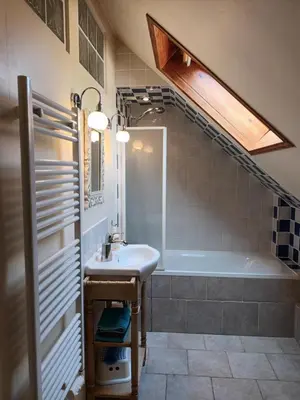 Salle de bains dans l'établissement Le Logis du Pressoir Self Catering Gites in beautiful 18th Century Estate in the heart of the Loire Valley with heated pool and extensive grounds.