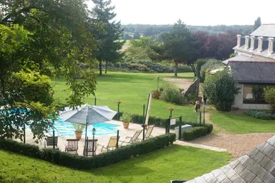 Jardin de l'établissement Le Logis du Pressoir Self Catering Gites in beautiful 18th Century Estate in the heart of the Loire Valley with heated pool and extensive grounds.