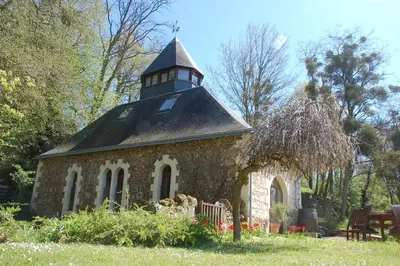 Jardin de l'établissement Le Logis du Pressoir Self Catering Gites in beautiful 18th Century Estate in the heart of the Loire Valley with heated pool and extensive grounds.