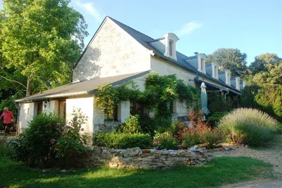 Jardin de l'établissement Le Logis du Pressoir Self Catering Gites in beautiful 18th Century Estate in the heart of the Loire Valley with heated pool and extensive grounds.