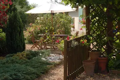 Jardin de l'établissement Le Logis du Pressoir Self Catering Gites in beautiful 18th Century Estate in the heart of the Loire Valley with heated pool and extensive grounds.