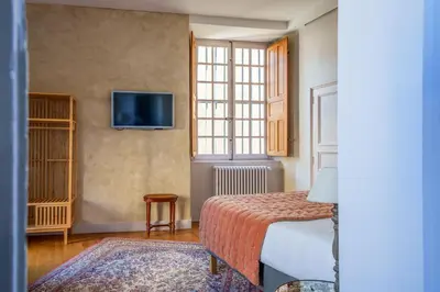 Un ou plusieurs lits dans un hébergement de l'établissement Appartement raffiné vue cathédrale, jardin, wifi