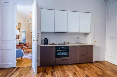 Cuisine ou kitchenette dans l'établissement Appartement raffiné vue cathédrale, jardin, wifi