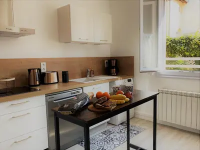 Cuisine ou kitchenette dans l'établissement Gite de la rivière avec patio et parking centre ville