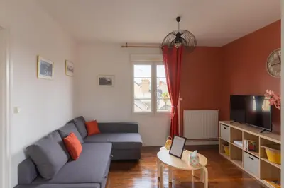 Télévision ou salle de divertissement dans l'établissement Appartement Cosy avec garage privé