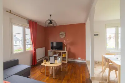 Télévision ou salle de divertissement dans l'établissement Appartement Cosy avec garage privé