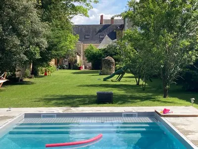 Piscine de l'établissement Les Chambres du Roi ou située à proximité