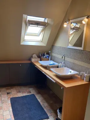 Salle de bains dans l'établissement Les Chambres du Roi