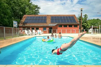 Piscine de l'établissement Camping Onlycamp Le Pont Romain ou située à proximité