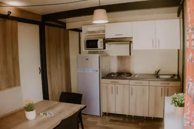 Cuisine ou kitchenette dans l'établissement Camping Onlycamp Le Pont Romain