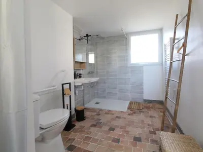 Salle de bains dans l'établissement Gîte de charme pour 6 pers. près d'Angers, calme campagnard - FR-1-622-27